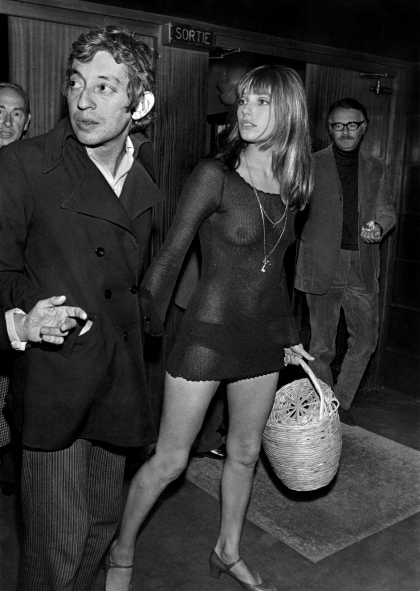 Jane Birkin con un vestido semitransparente.