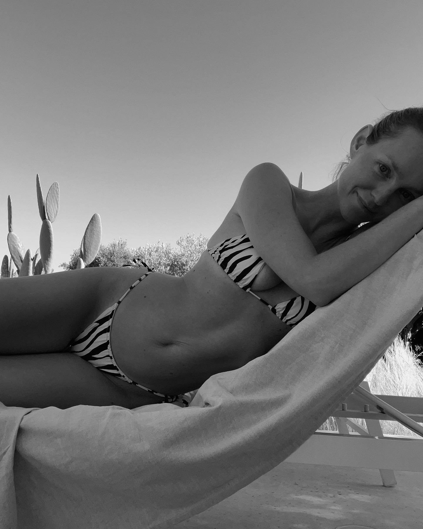 Jeanette Madsen con bikini animal print.