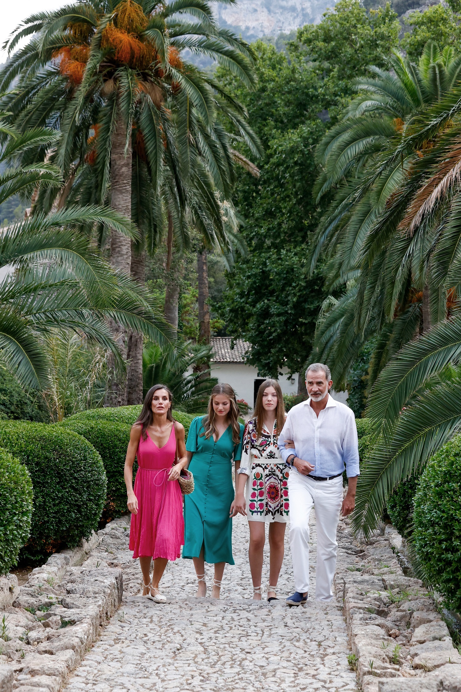 Los reyes con la princesa Leonor y la infanta Sofía en los jardines de la Alfabia en Mallorca.