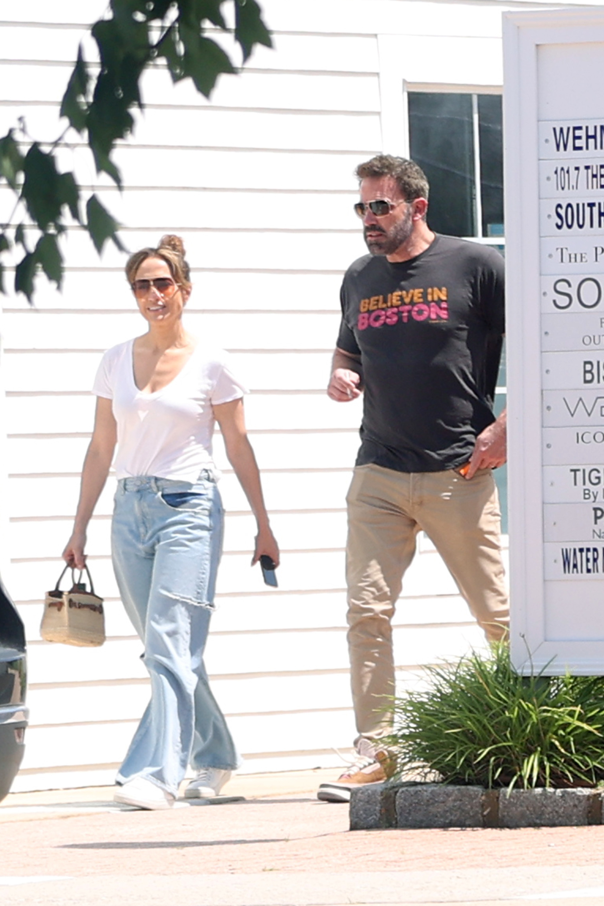 Jennifer Lopez con su marido Ben Affleck de vacaciones en los Hamptons.