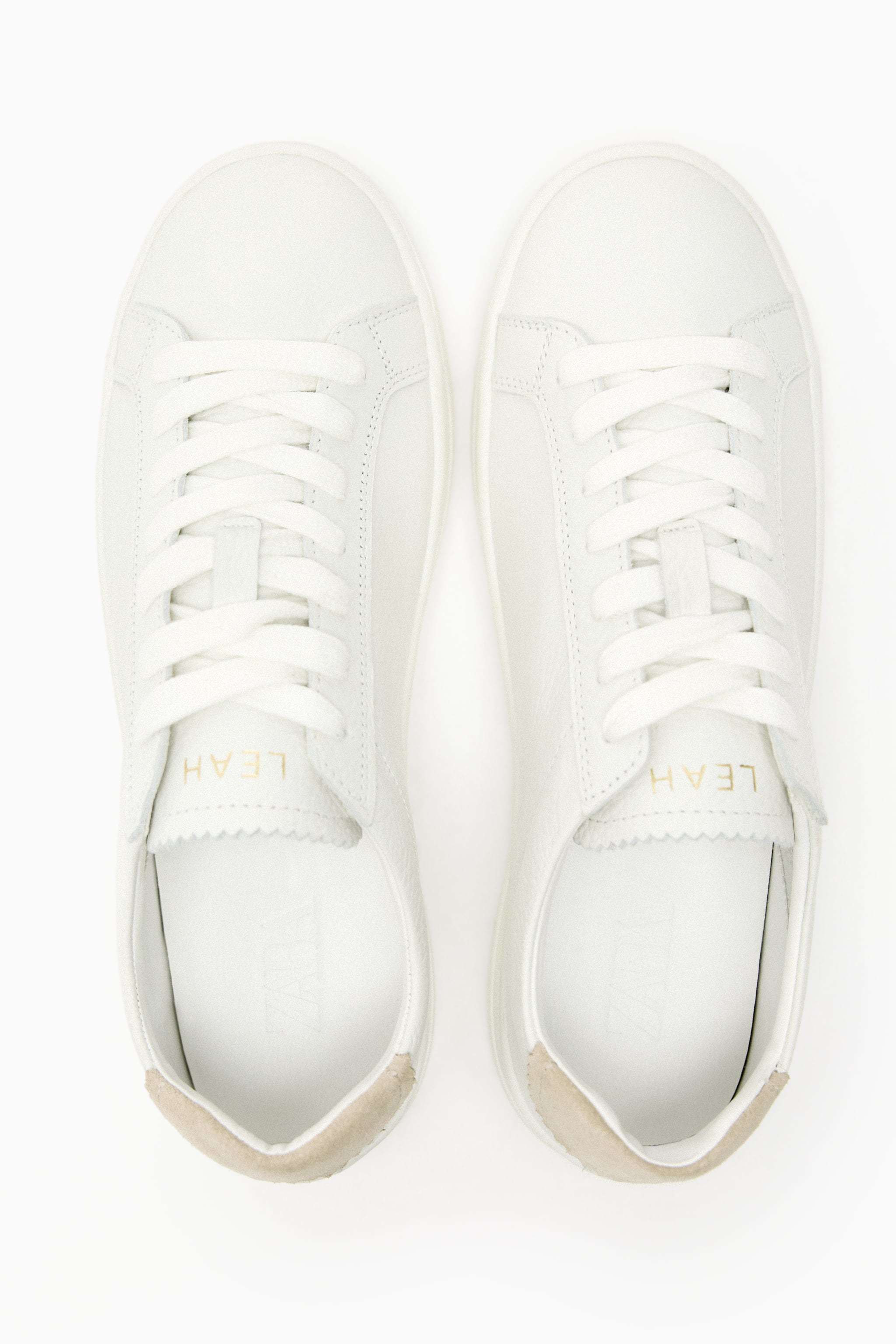 Zapatillas blancas de Zara (39,95 euros).