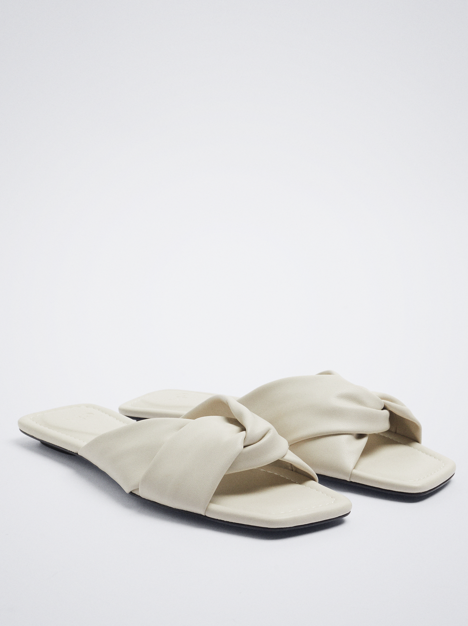 Sandalias planas con nudo de Parfois por 25,99 euros.