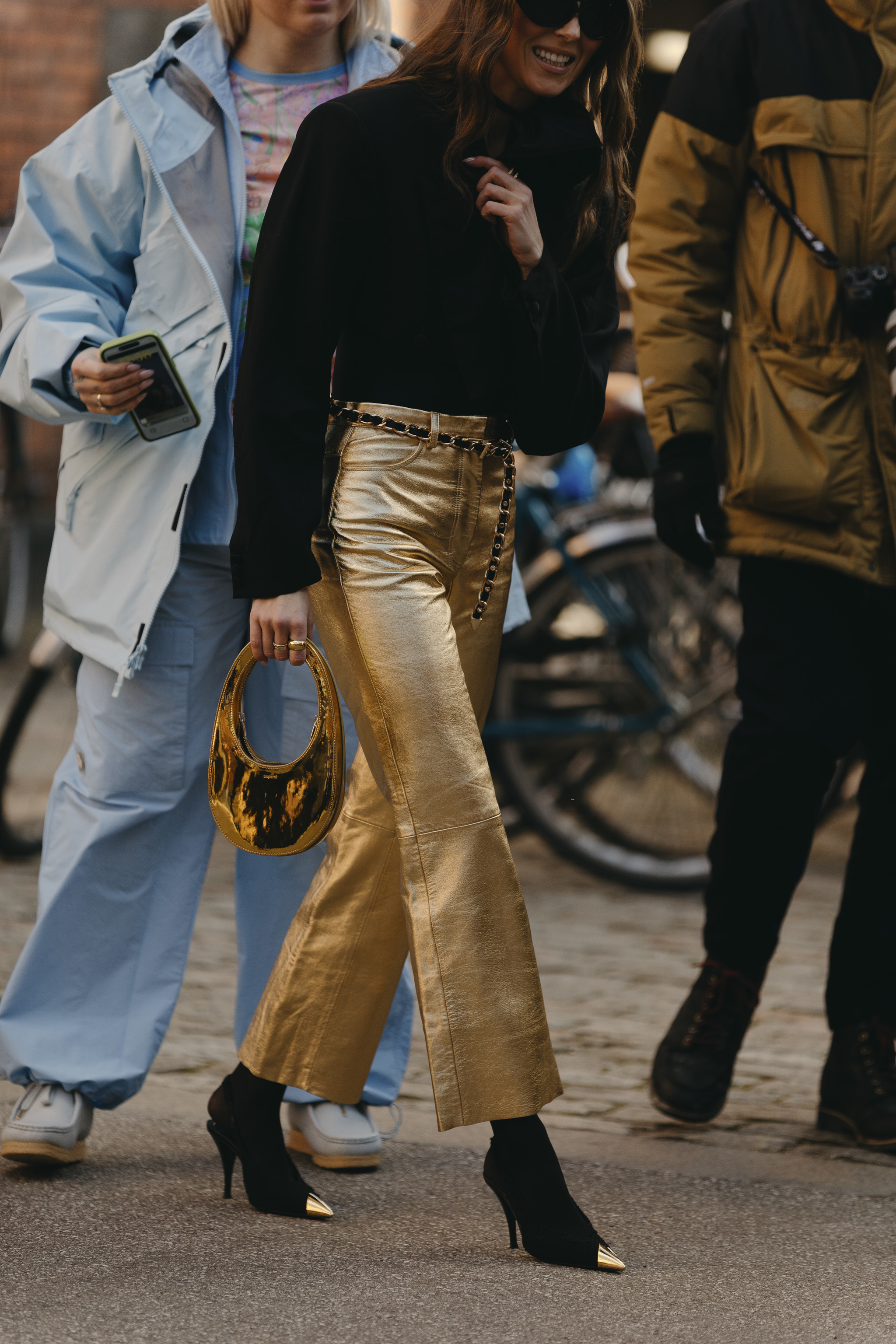 Look de street style con pantalón dorado.