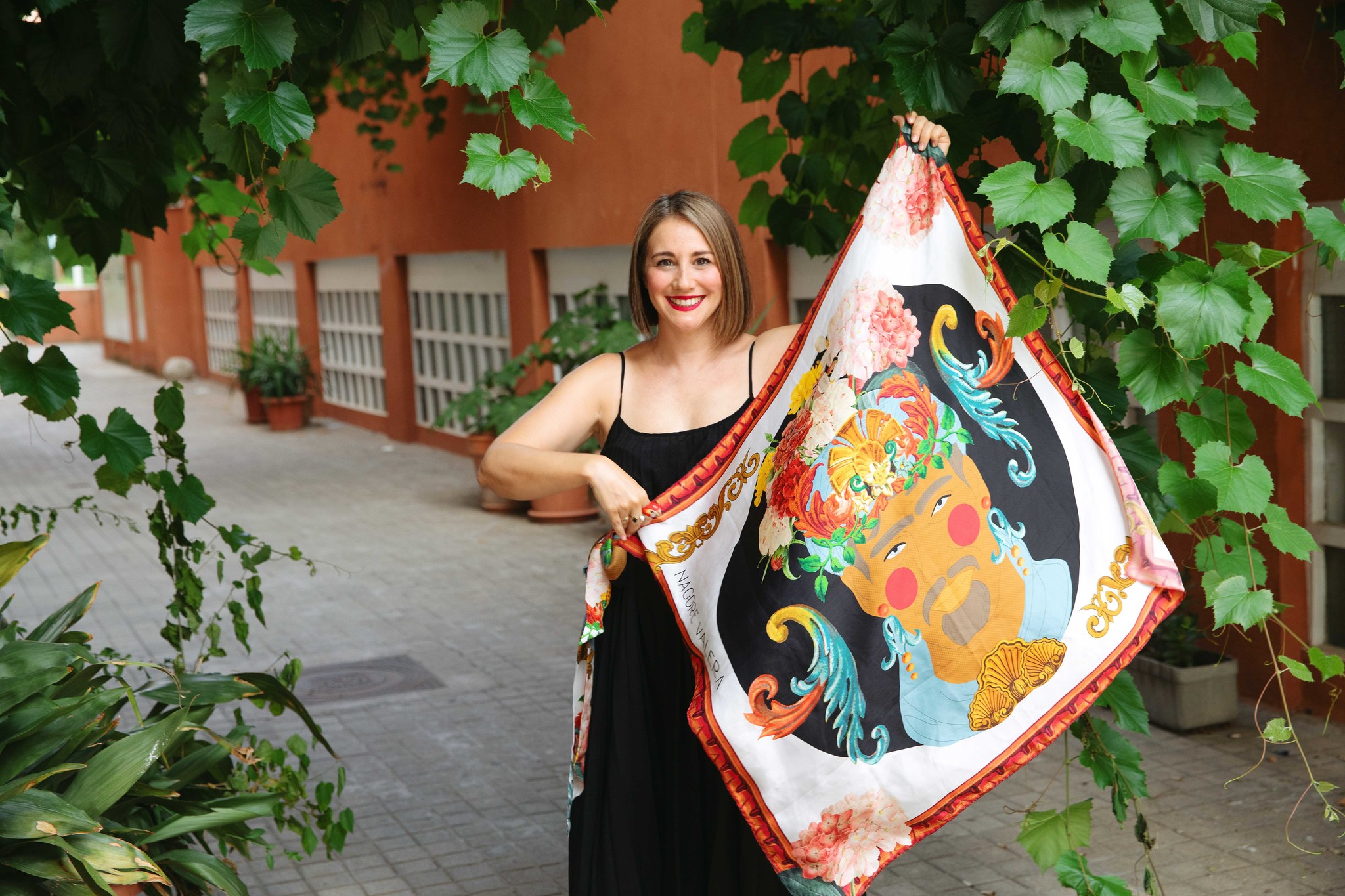 Vagore Varela, diseñadora de pañuelos de seda, con una de sus originales creaciones.
