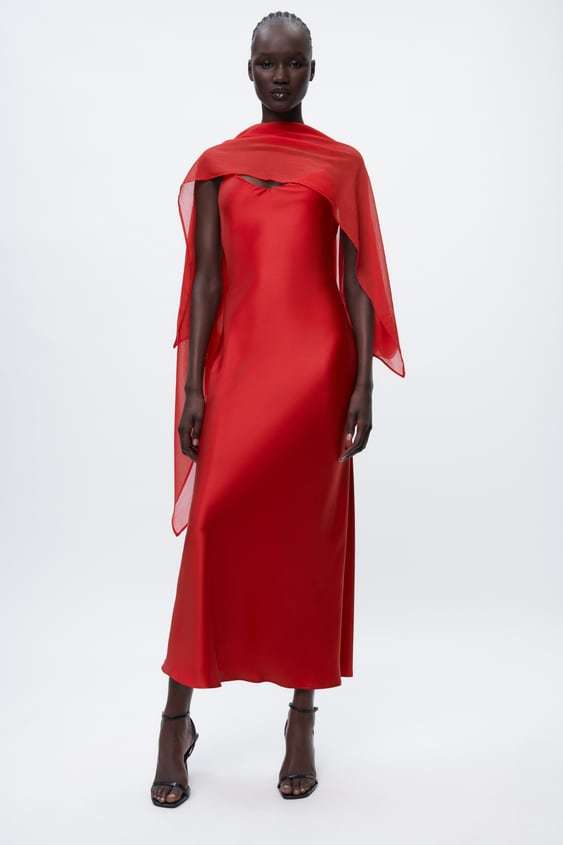Vestido rojo de Zara para bodas de otoño.