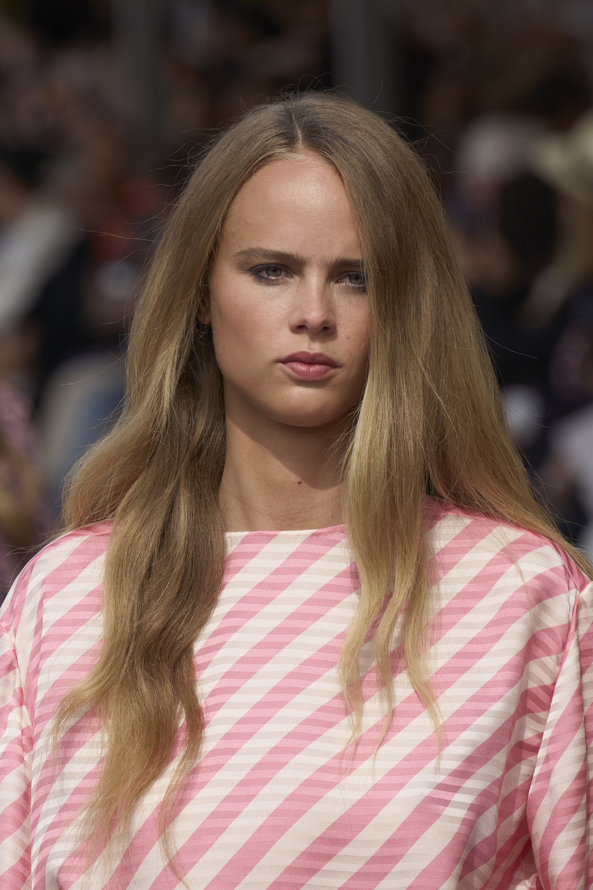 La modelo Olivia Vinten luciendo una piel luminosa en el desfile de Chanel otoño invierno 2023.