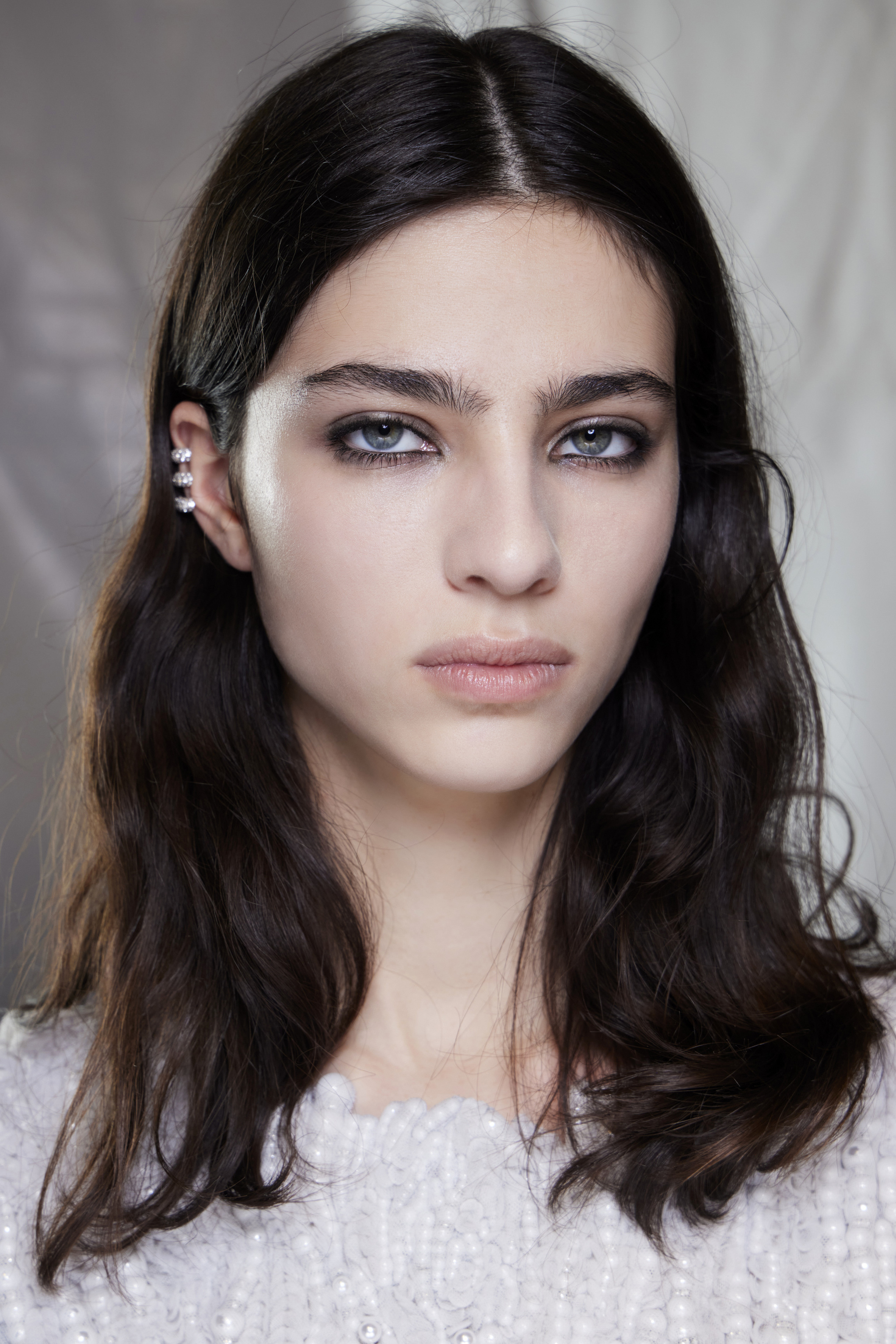 El maquillaje de ojos con lápiz difuminado y ahumado del desfile de Givenchy para este otoño.