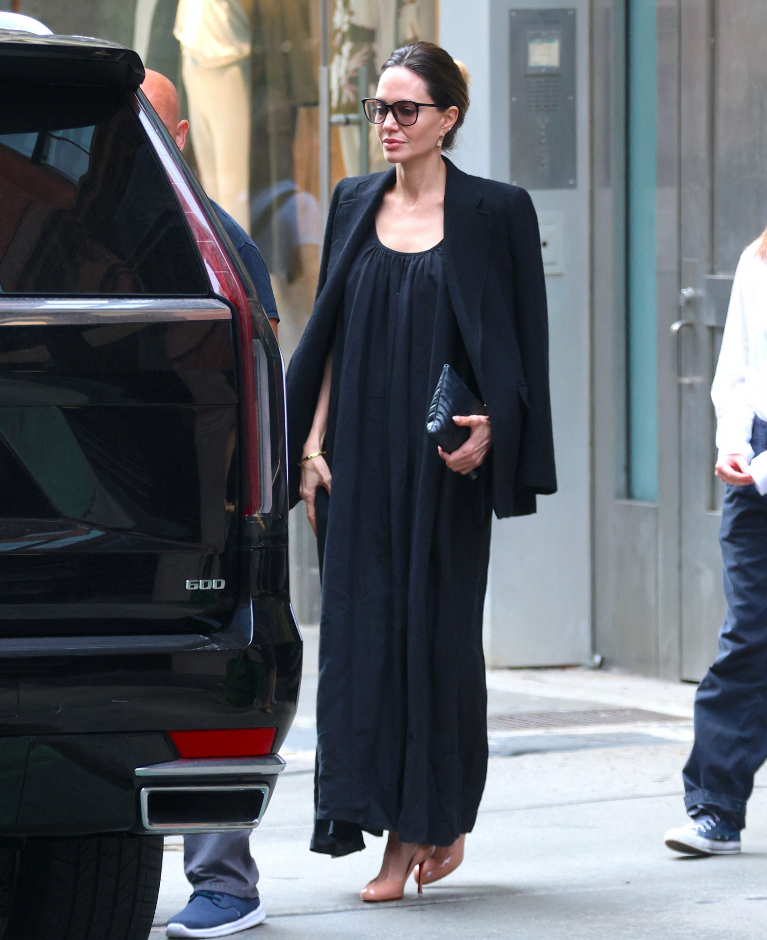 Angelina Jolie con zapatos en color nude.