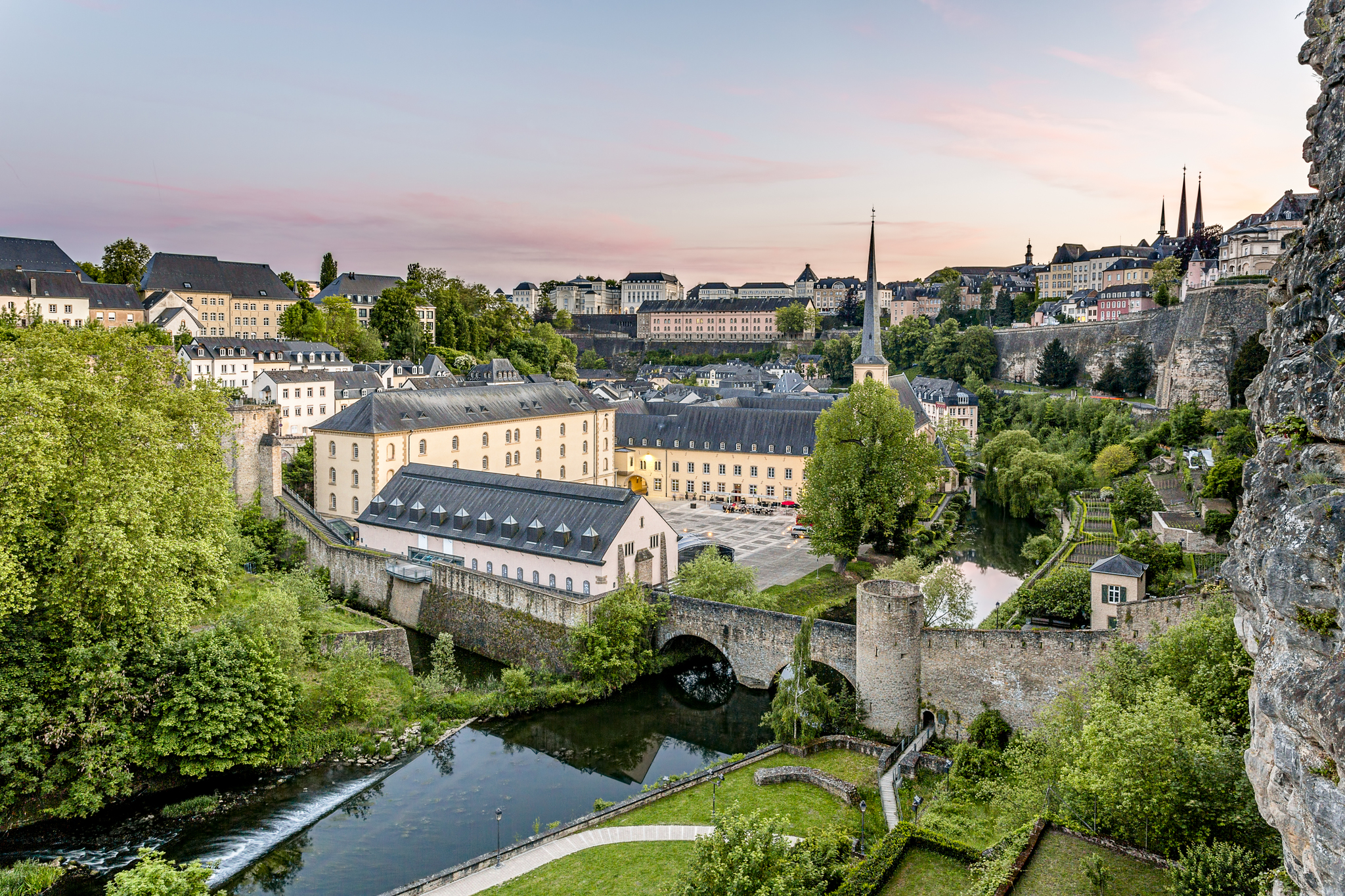 Vista de la ciudad de Luxemburgo con el barrio de Grund, la muralla y la abadía de Neumünster | Christophe Van Biesen/LFT