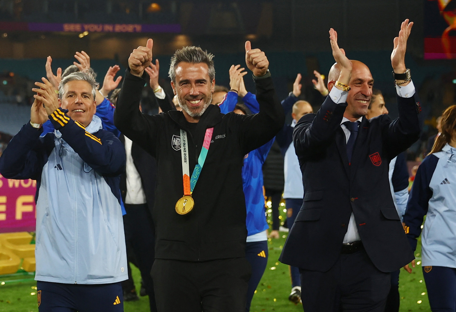 Jorge Vilda, Luis Rubiales y otros miembros del equipo técnico de la selección femenina de fútbol celebrando el triunfo en Australia.