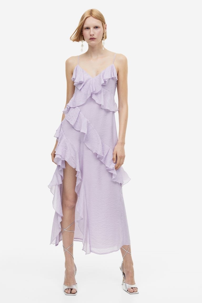 Vestido de invitada lila con volantes de H&M.