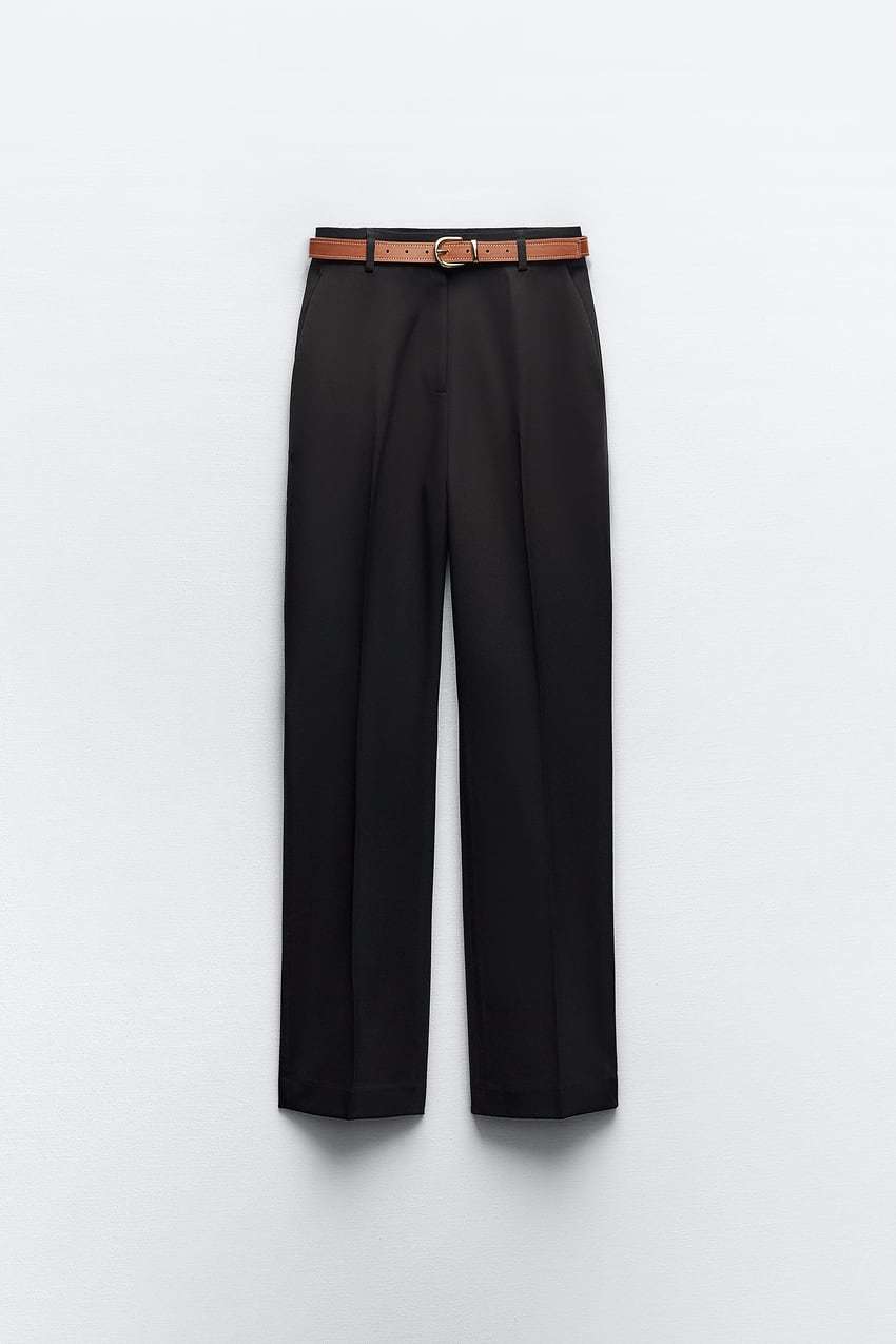 Pantalón de traje con cinturón de Zara por 29,95 euros.