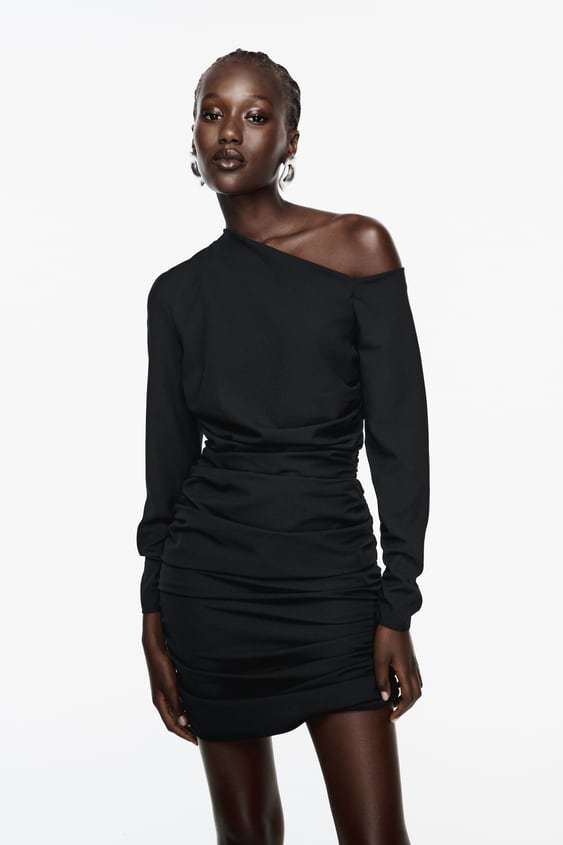 Vestido negro asimétrico de Zara (29,95 euros).