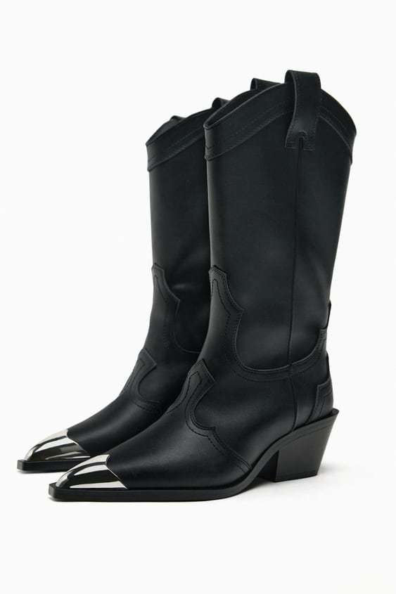 Botas cowboy negras de Zara por 59,95 euros.