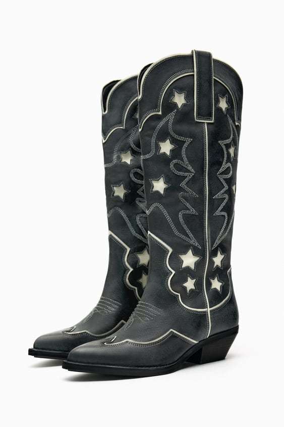 Botas de piel cowboy con estrellas de Zara por 119 euros.