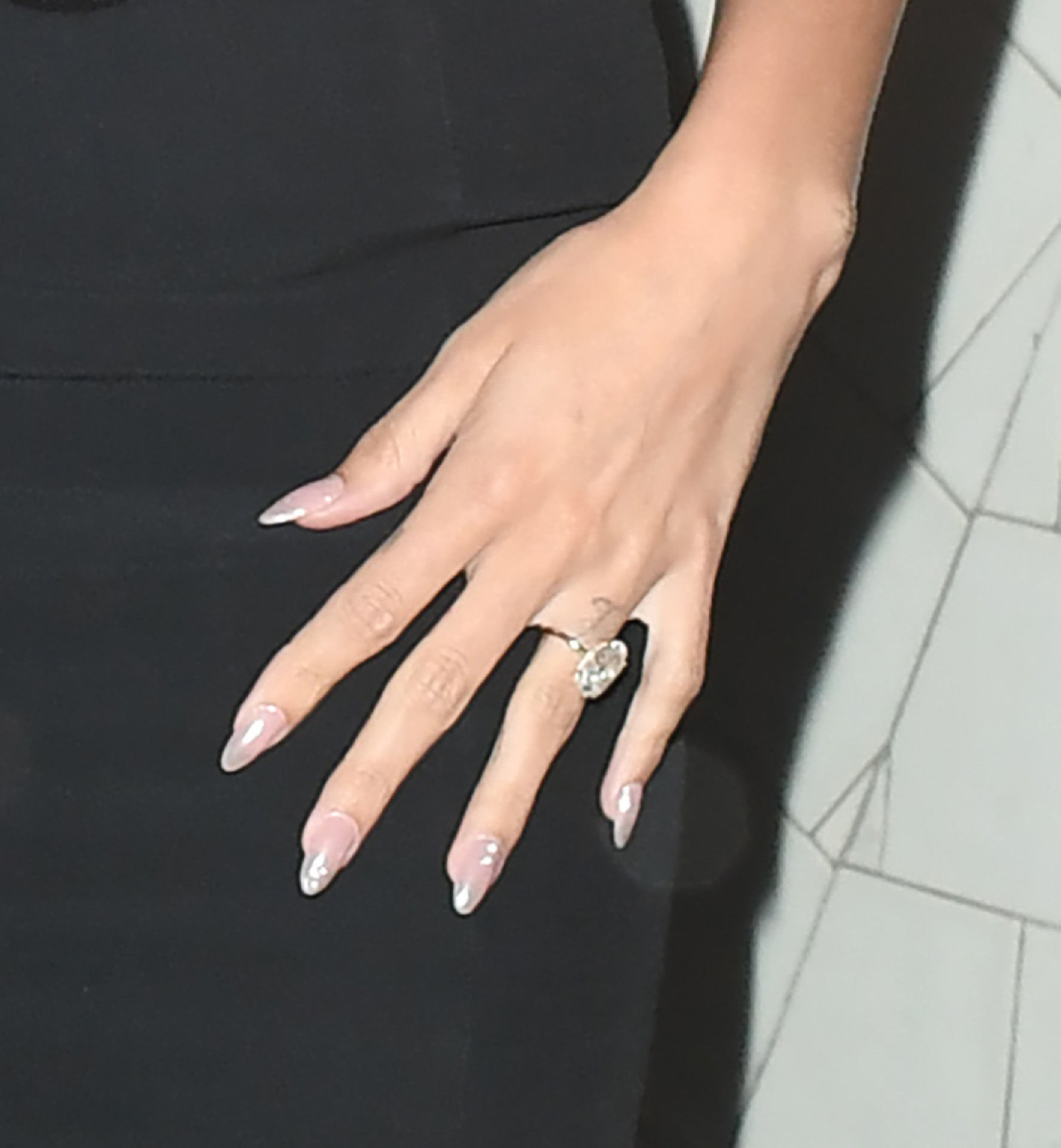 Las uñas glazed donut de Hailey Bieber.