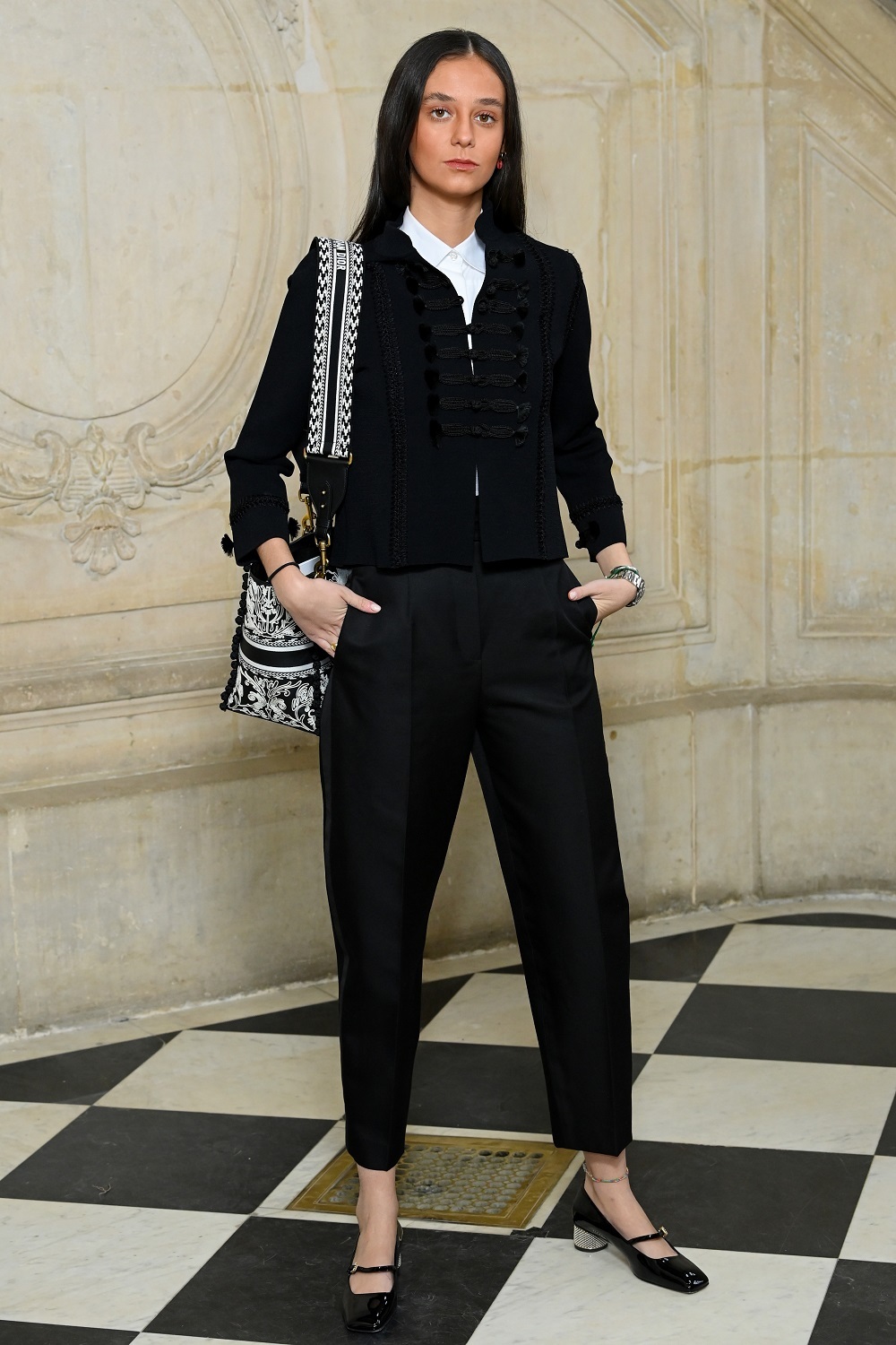 Victoria Federica con total look de Dior en el desfile en París.