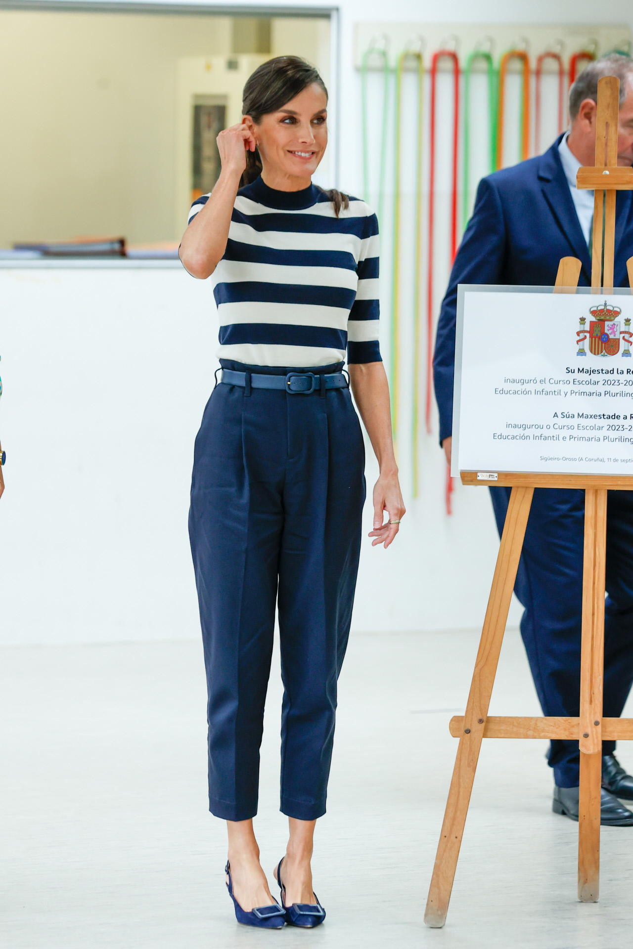 La reina Letizia con jersey de rayas y pantalón de vestir.