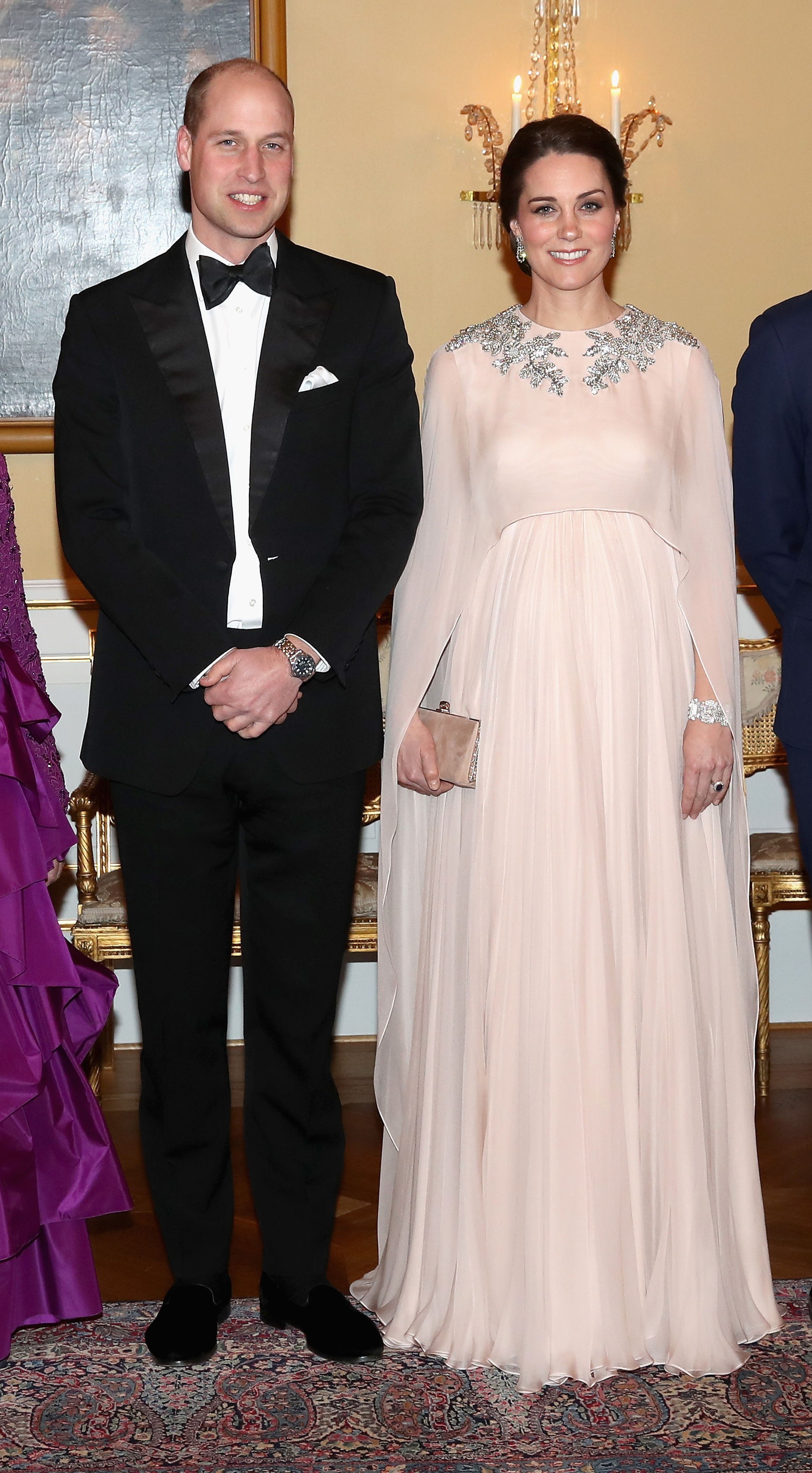 Kate Middleton embarazada de su tercer hijo en su visita oficial a Noruega con vestido largo de Sarah Burton para Alexander McQueen.
