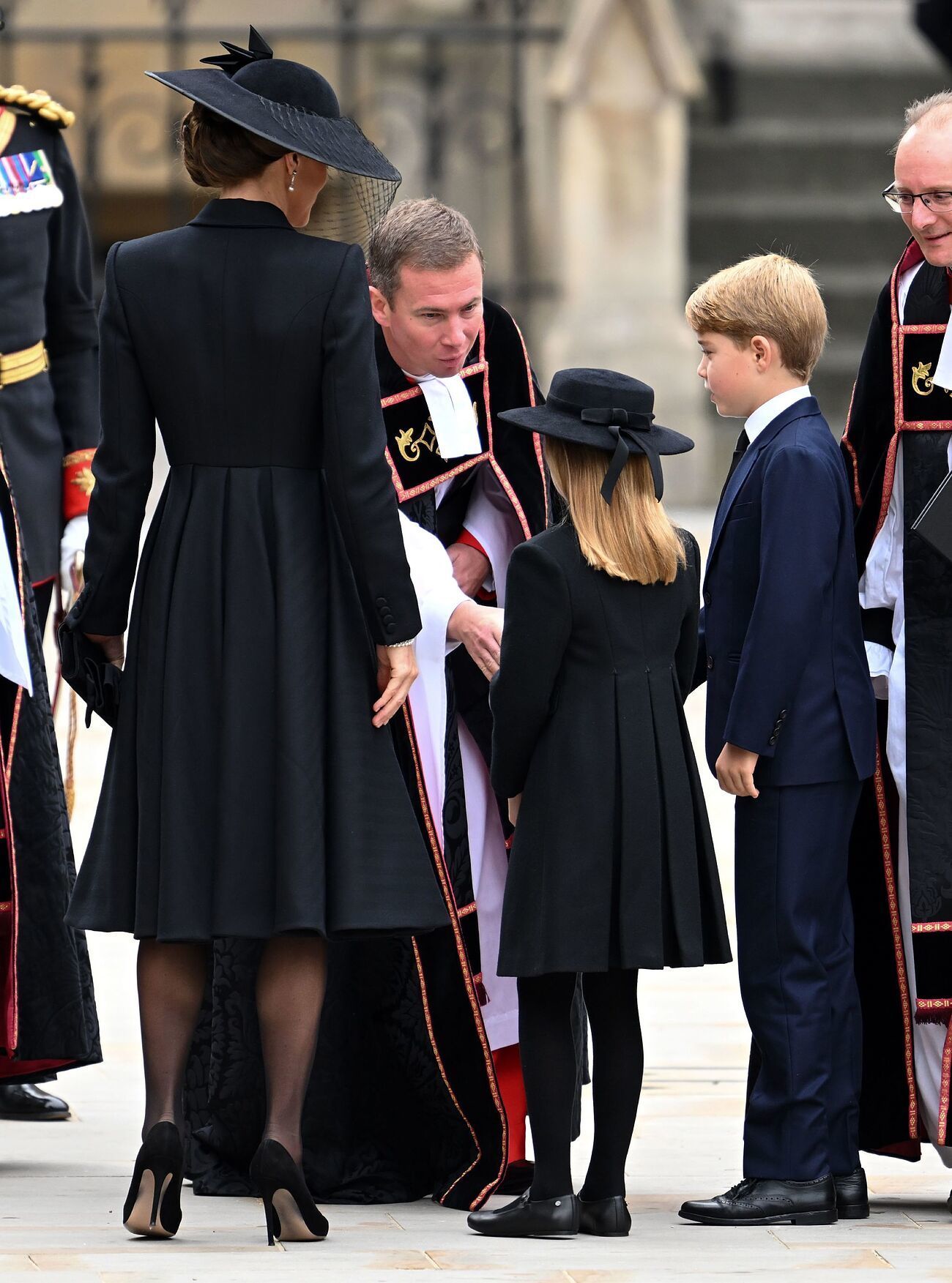 Kate Middleton en el funeral de la reina Isabel II con vestido abrigo de Sarah Burton para Alexander McQueen.