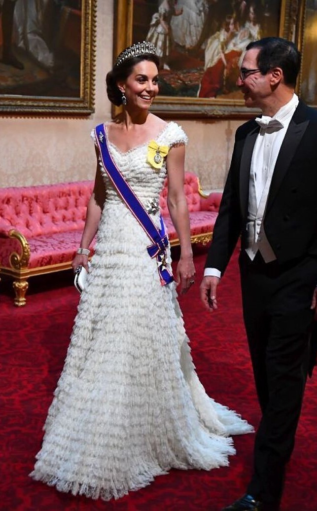 Kate Middleton en una cela de gala en Buckingham Palace con vestido de Alexander McQueen por Sarah Burton.
