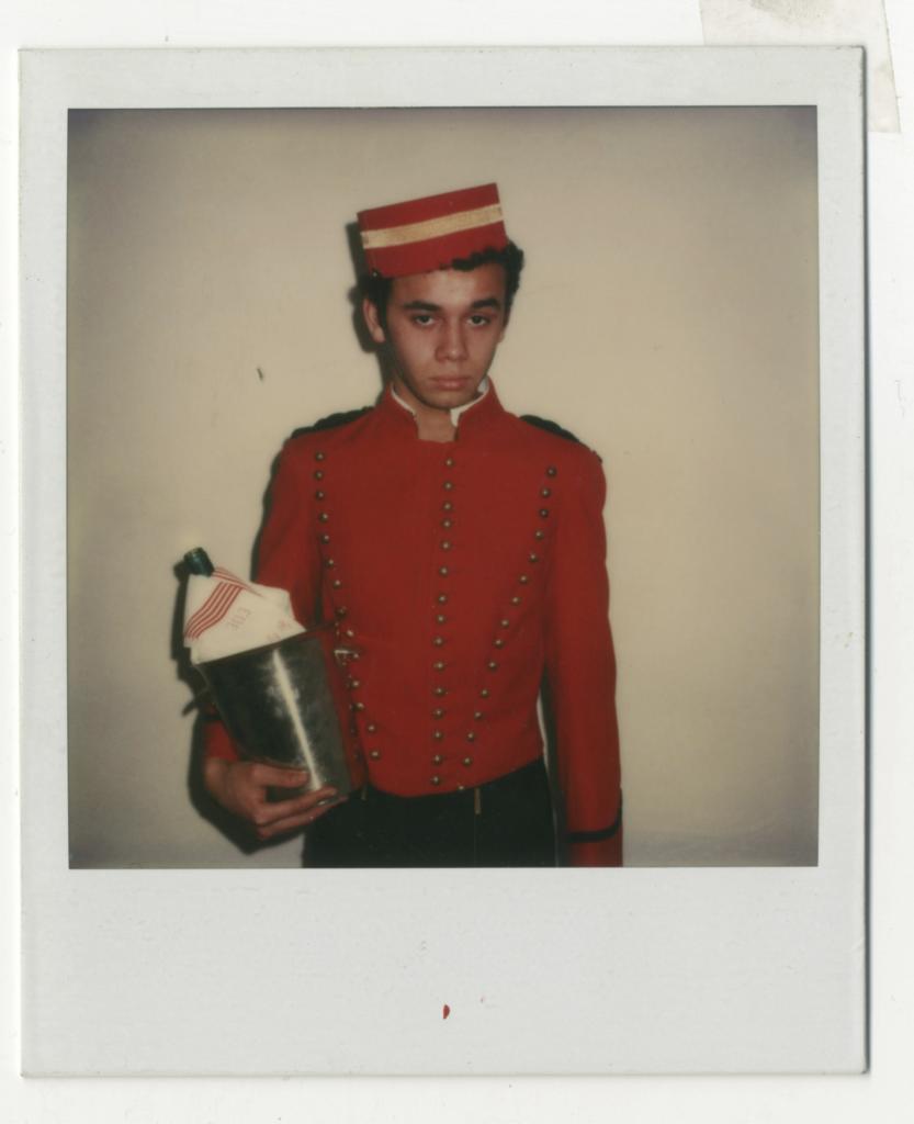 Louboutin cuando trabajaba de botones en el Folies Bèrgere de París.
