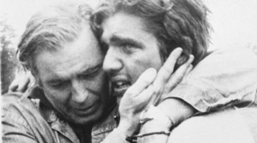 Carlos Páez y su padre, tras el rescate.