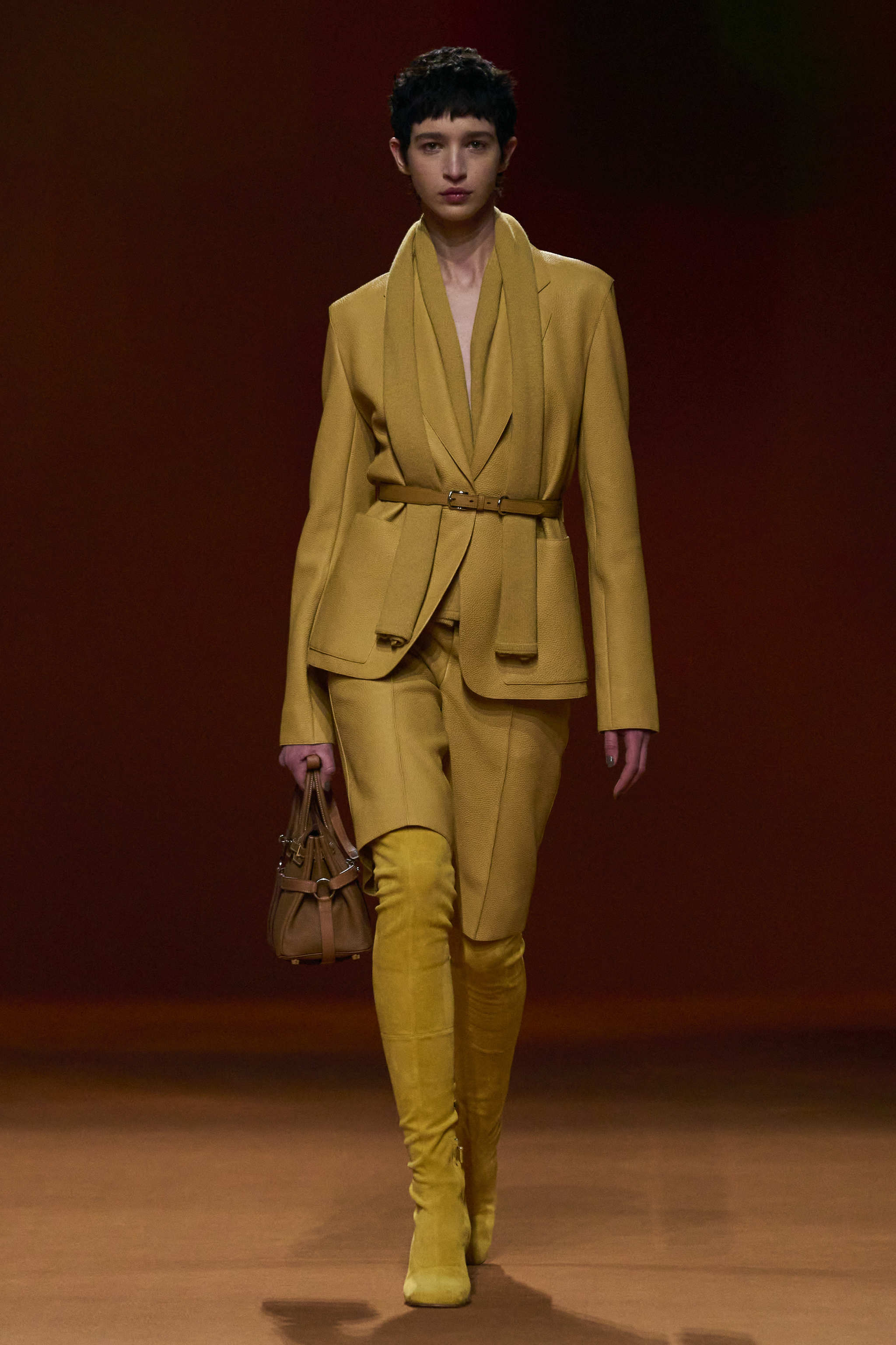 Look color mostaza de Hermès otoño-invierno 2023.