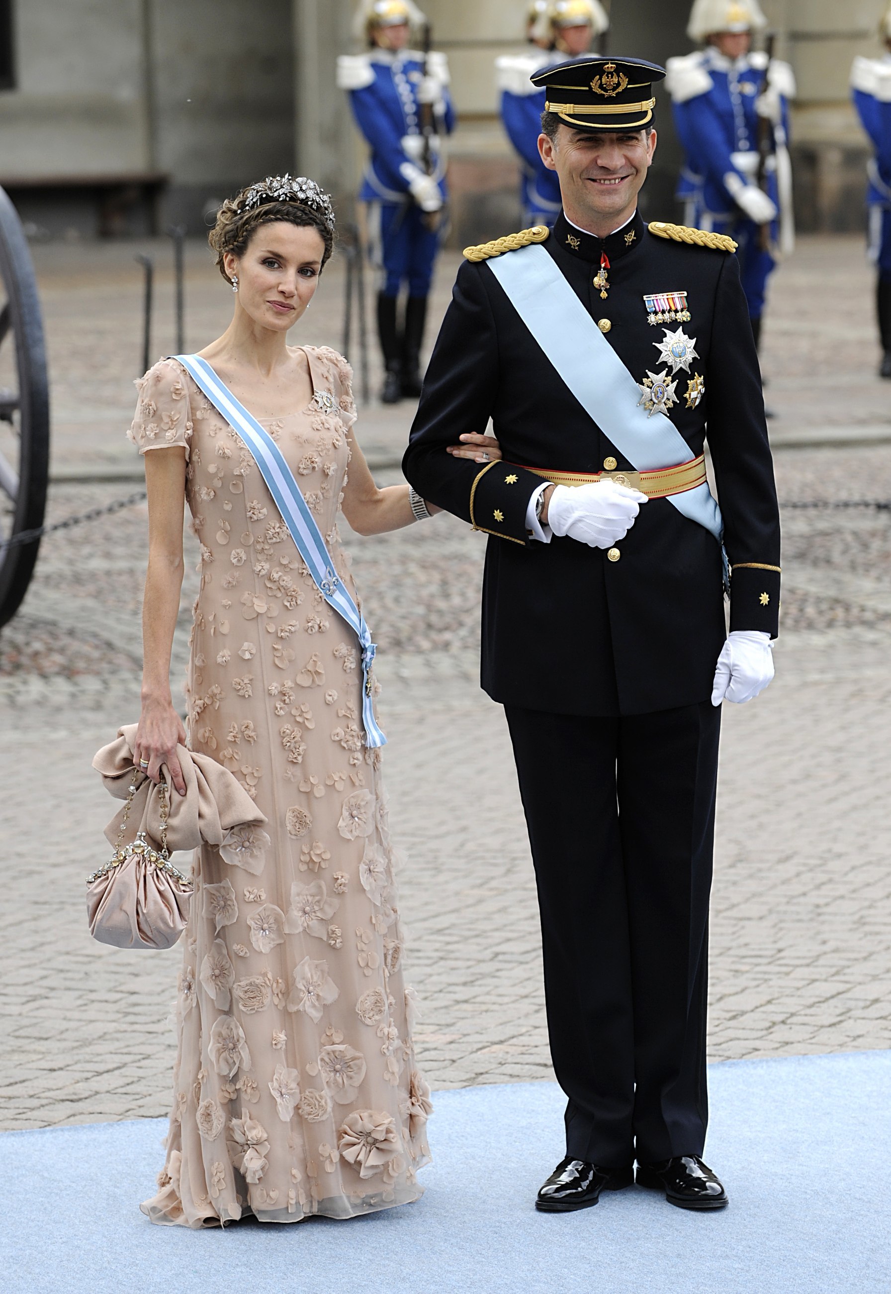El look de invitada de Letizia en la boda de Victoria de Suecia y Daniel Westling.