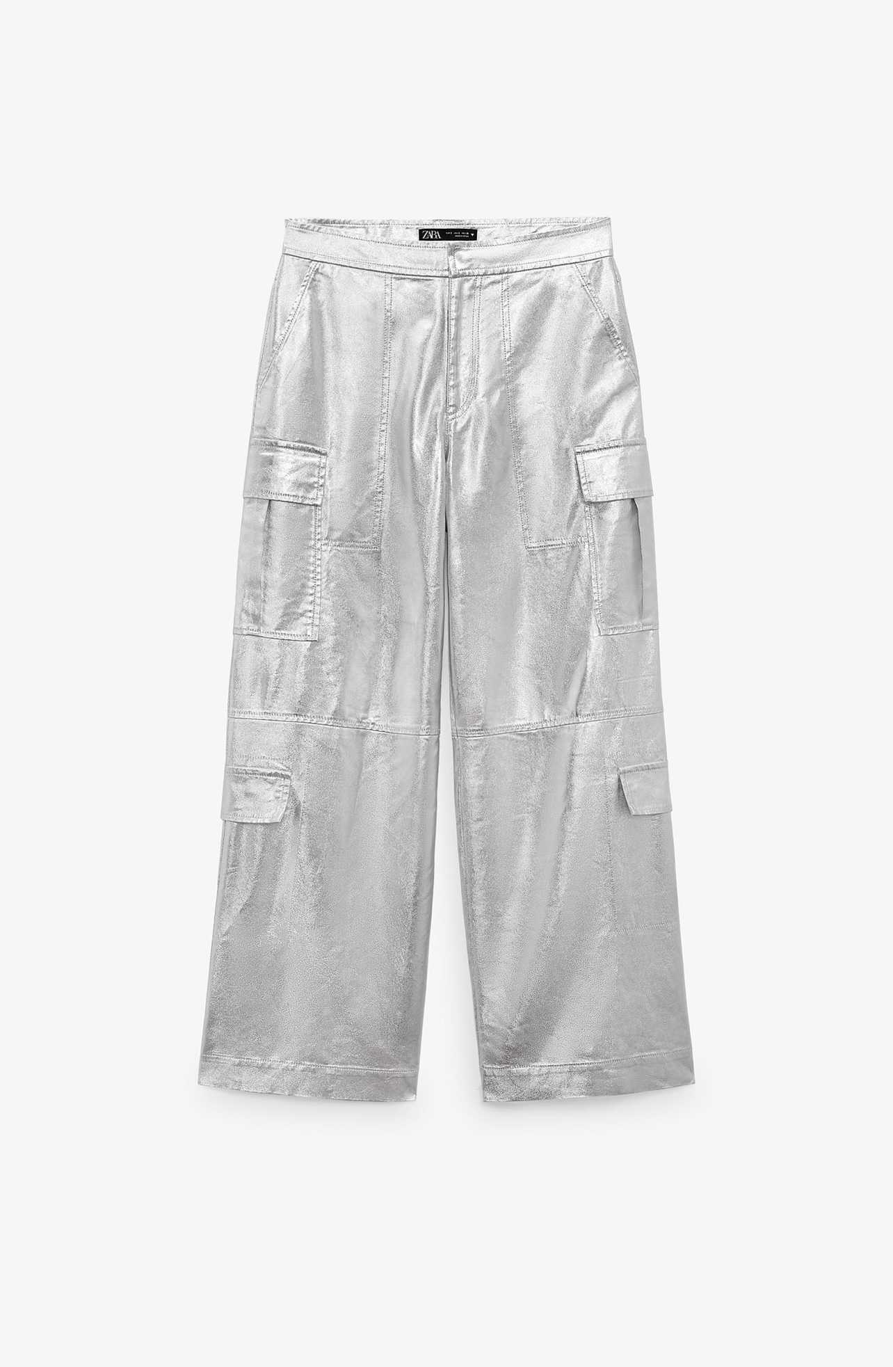 Pantalón cargo metalizado de Zara (49.95 euros)