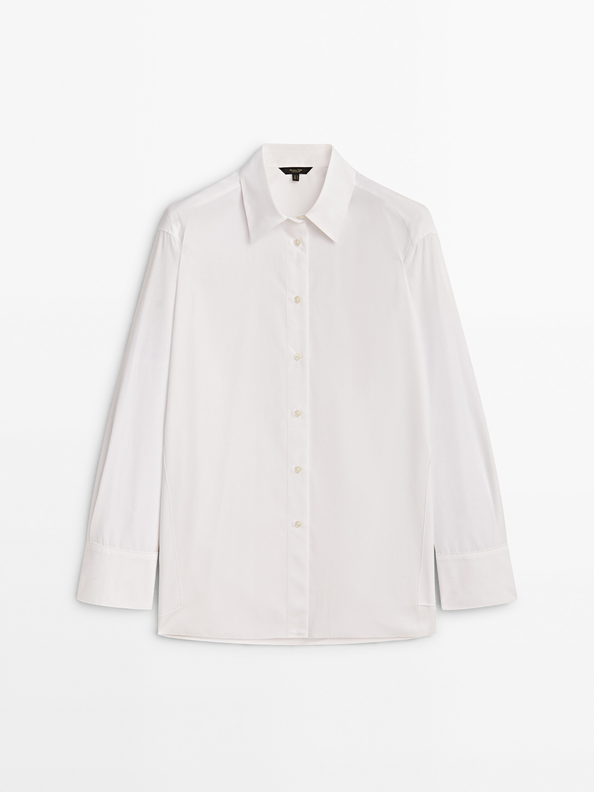 Camisa blanca de popelín de Massimo Dutti (59,95 euros).
