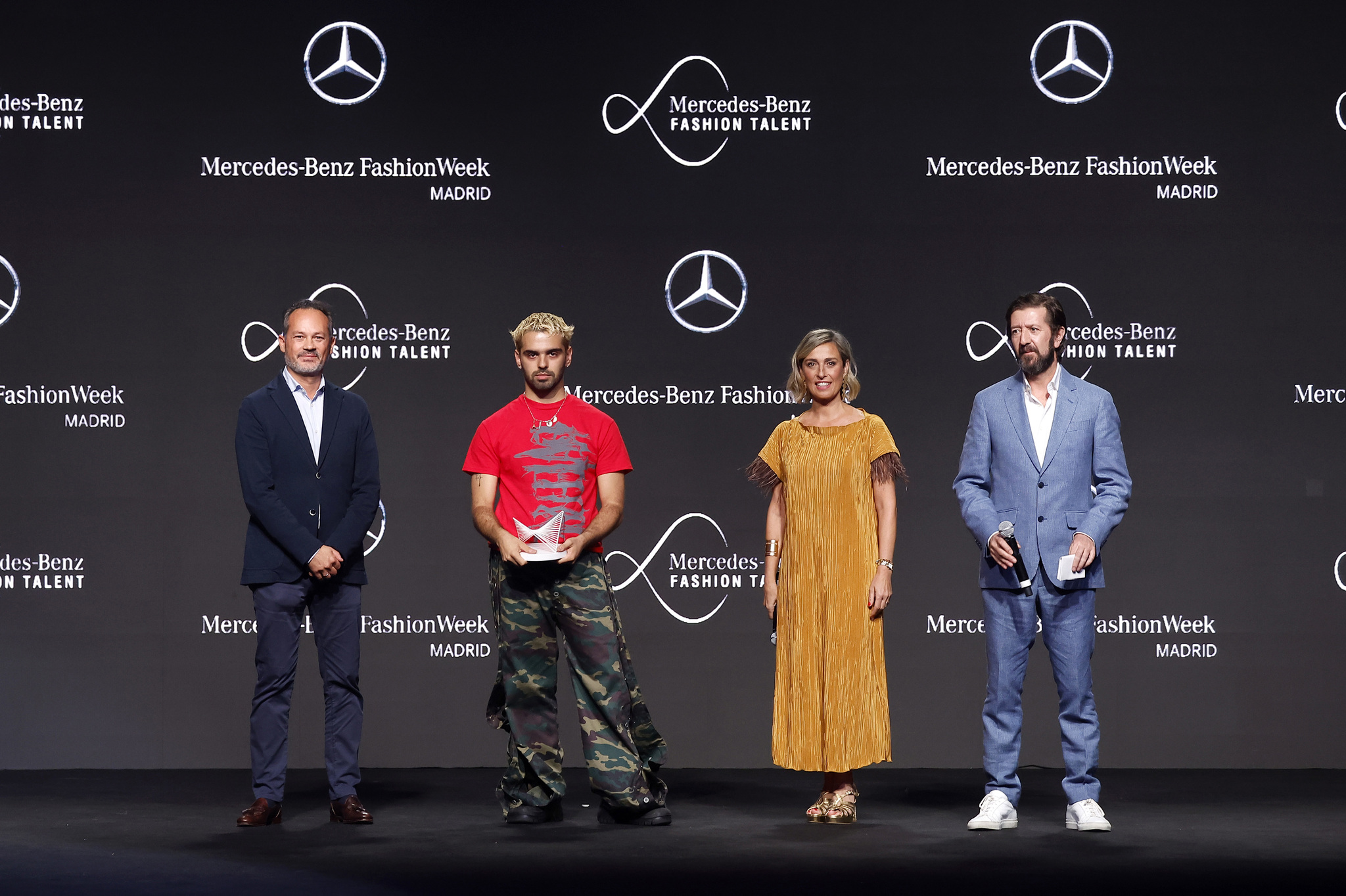 Entrega del premio Mercedes-Benz Fashion Talent a Emeerree