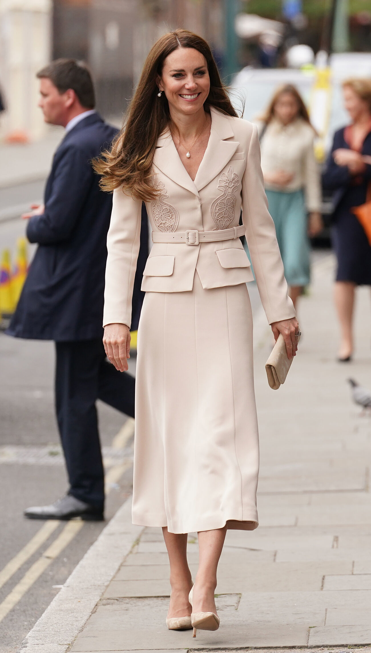 Kate Middleton con vestido de Self Portrait en color crudo.
