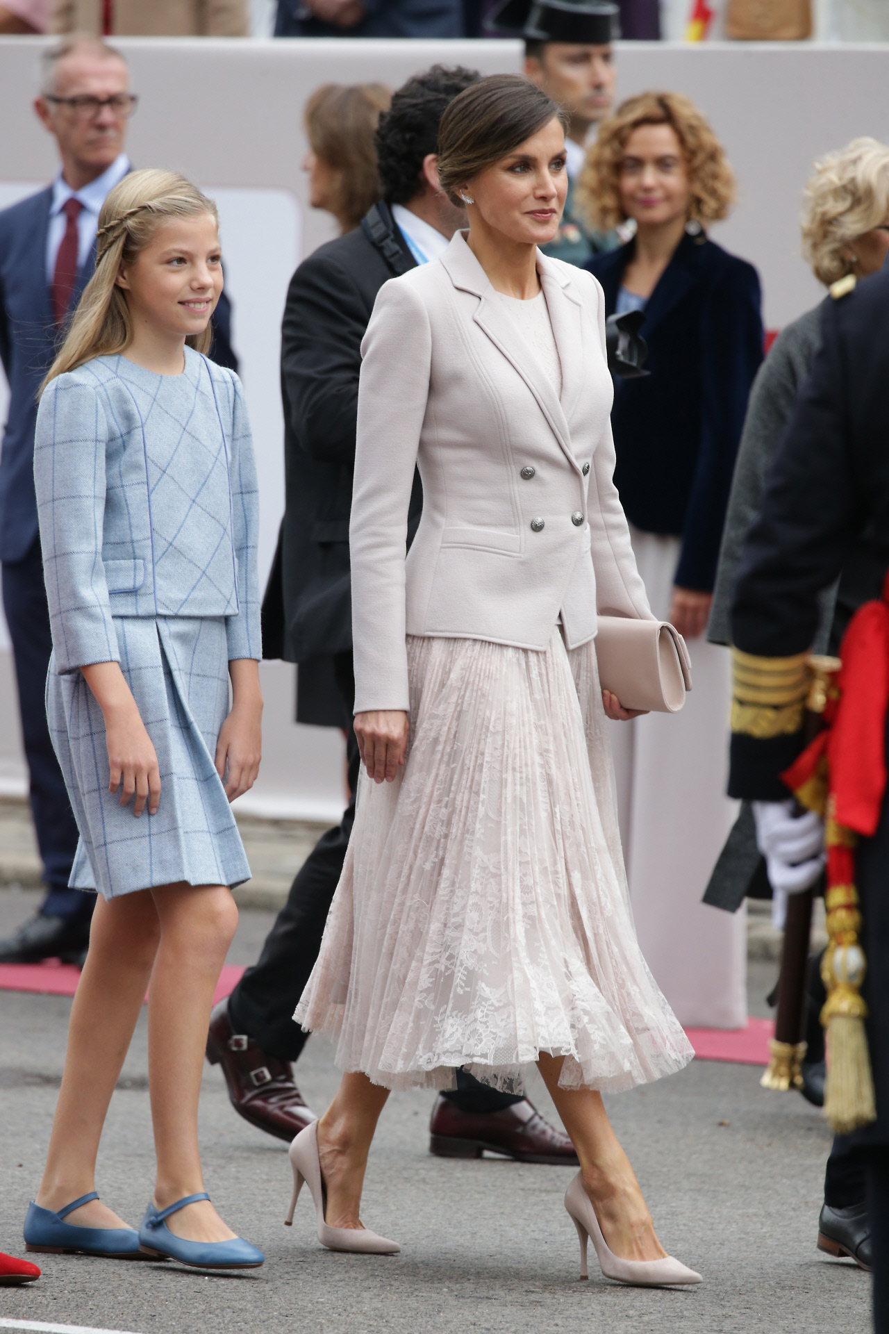 La reina Letizia con vestido con falda plisada y chaqueta el día de la Constitución de 2018.