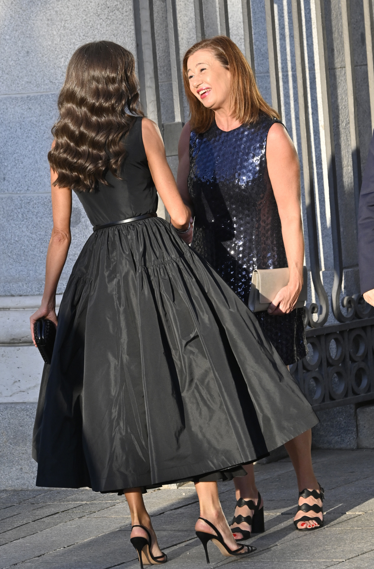 La reina Letizia con un elegante vestido negro de The 2nd Skin Co.