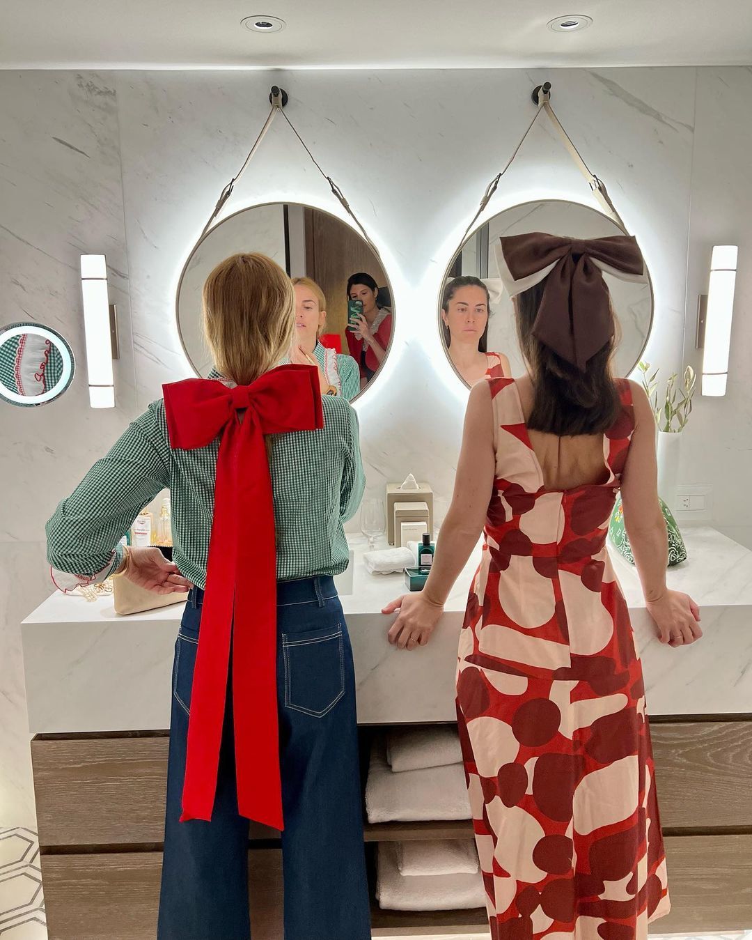 Blanca Miró con lazo rojo.