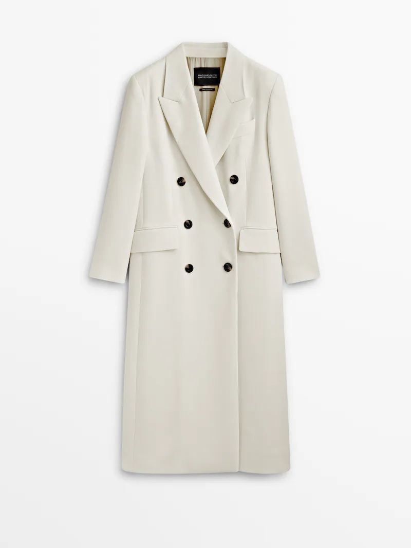 Abrigo blanco de Massimo Dutti por 229 euros.
