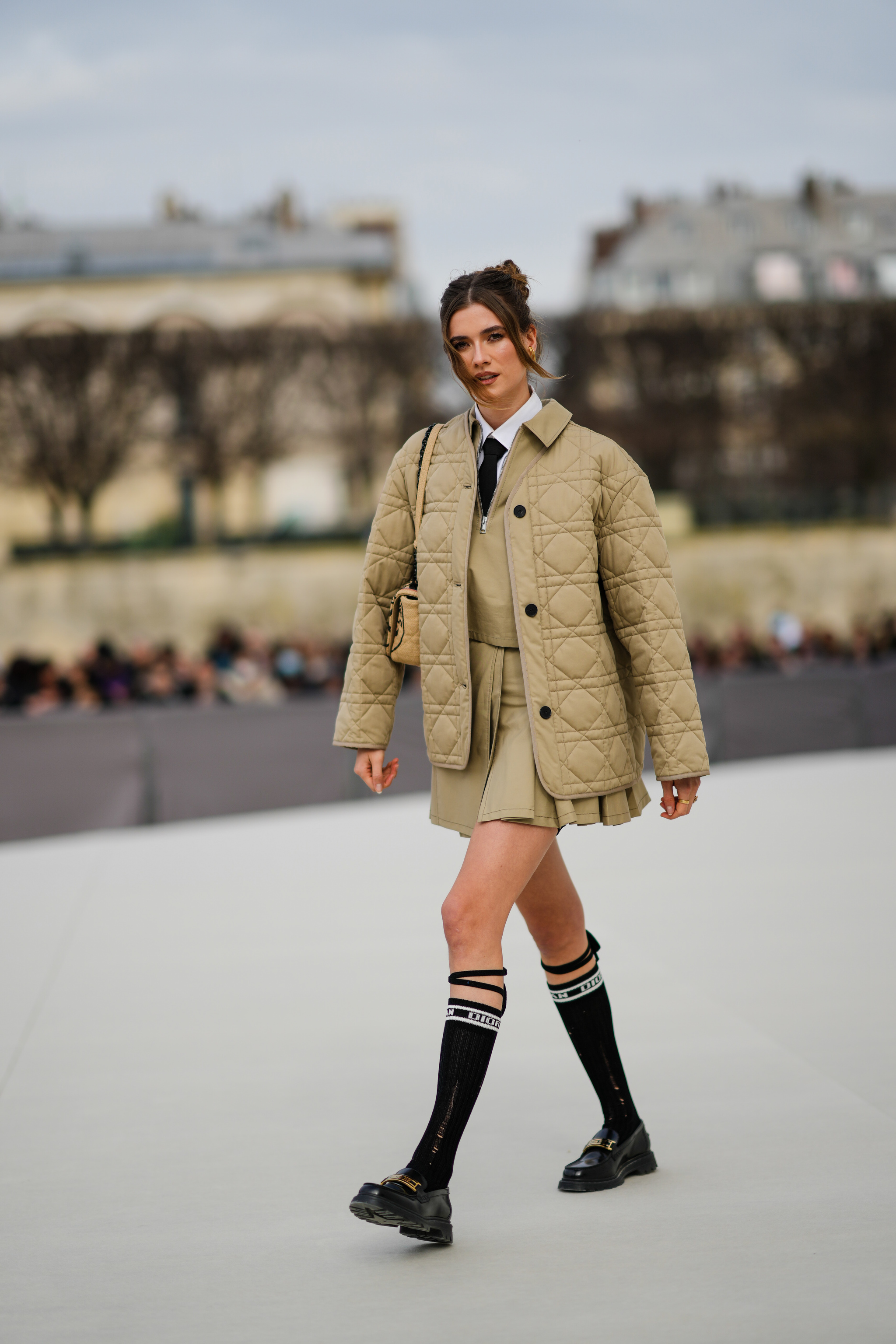 Look de Dior, con chaqueta acolchada.