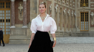 Camisa blanca y falda negra, el sofisticado look de Carole Bouquet.