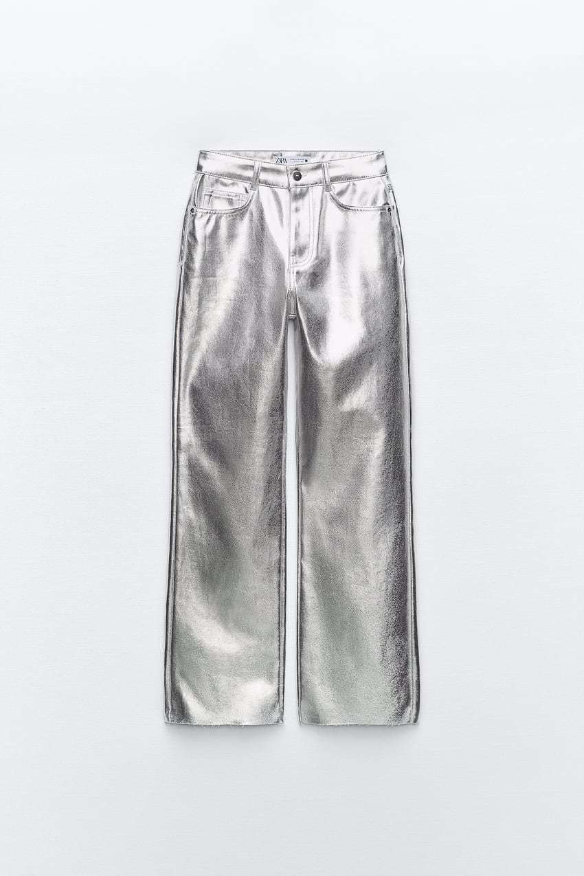 Pantalones metalizados de Zara por 35,95 euros.