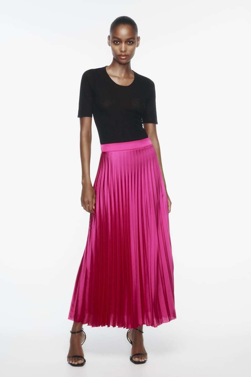 top básico negro (5,95 euros), falda plisada rosa (29,95 euros).