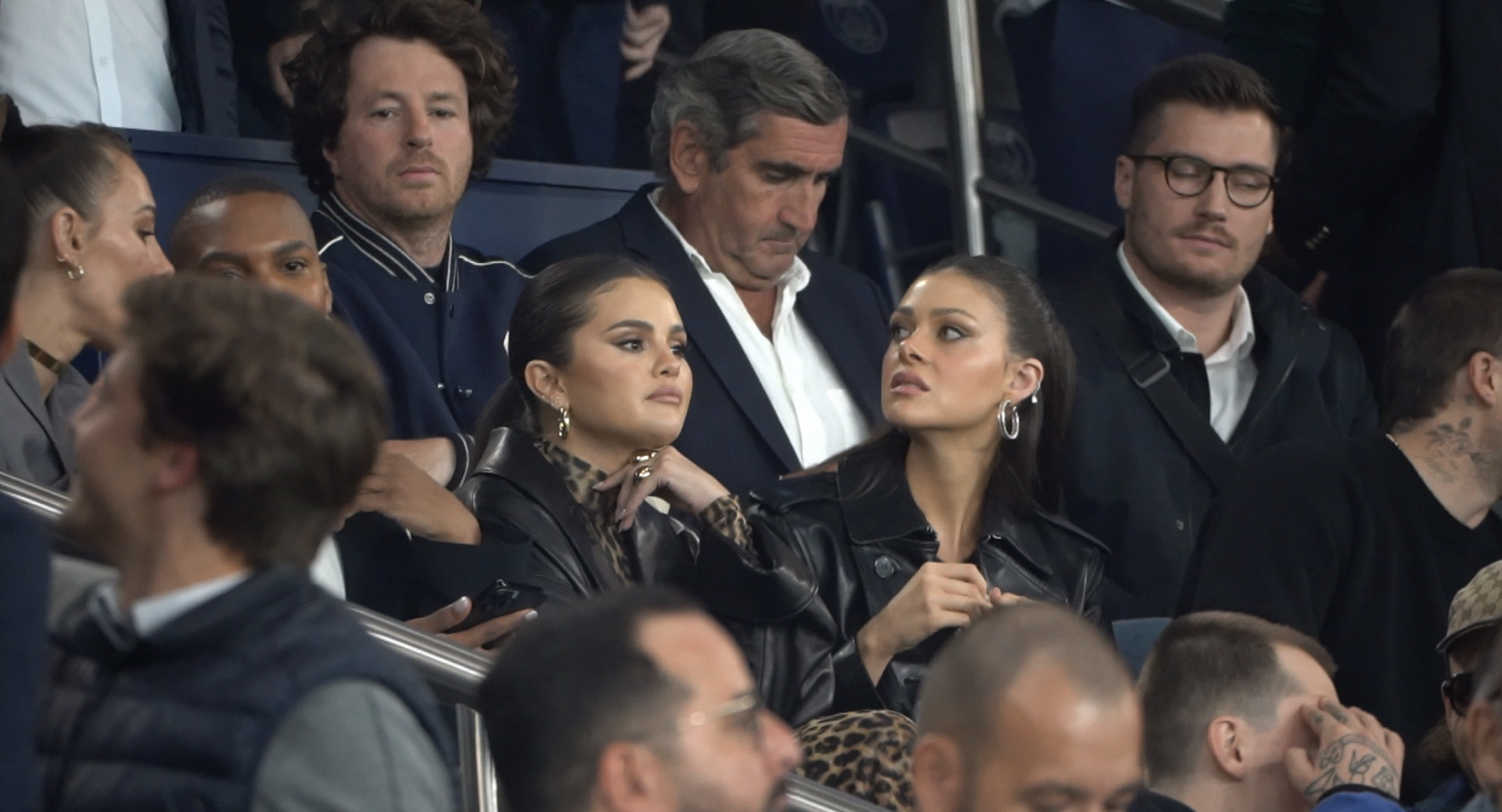 Selena Gómez y Nicola Peltz en un partido de Paris Saint-Germain.