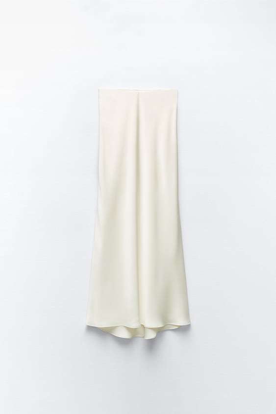 Falda blanca larga de Zara por 25,95 euros.