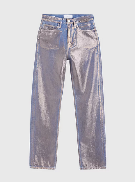 Jeans de tiro alto metalicos de Calvin Klein por 139,90 euros.