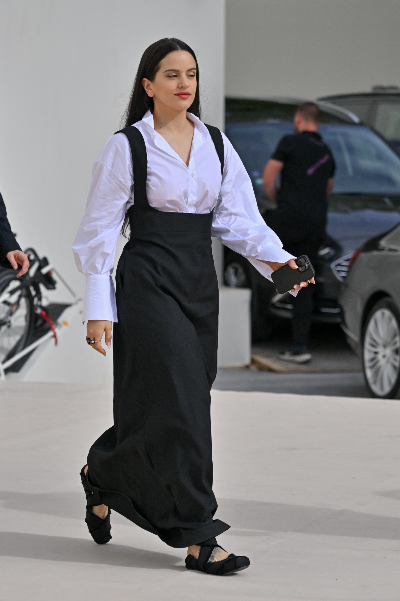 Rosalía llega al desfile de Dior.