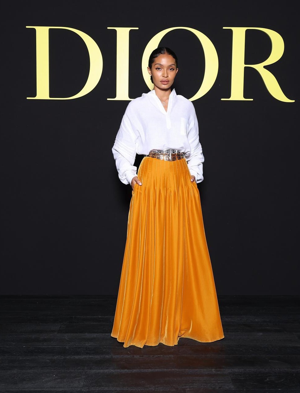 Yara Shahidi con look de Dior acude al desfile de la firma en París.