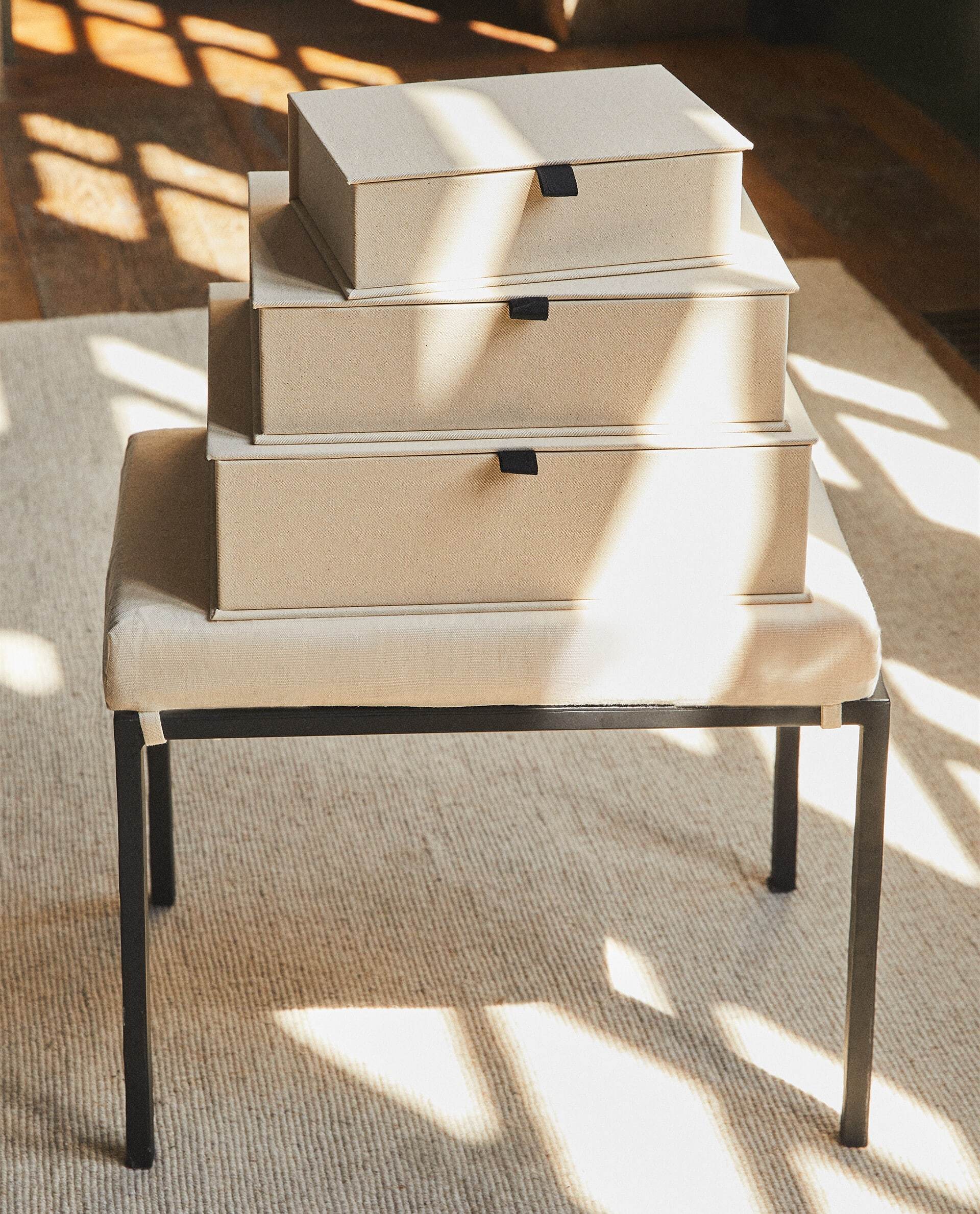 Caja organizadora semi rígida forrada en algodón, con tapa y tirador, Zara Home (desde 12,99 euros)
