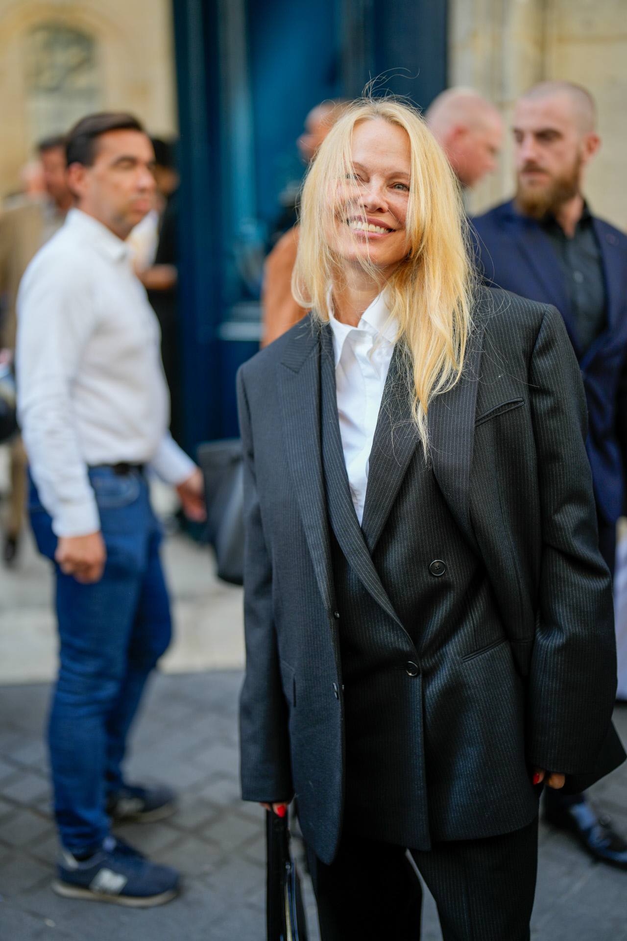 En la semana de la moda de París, Pamela Anderson ha acaparado la atención de los fotógrafos por su look sin maquillaje y con un sastre gris tendencia.