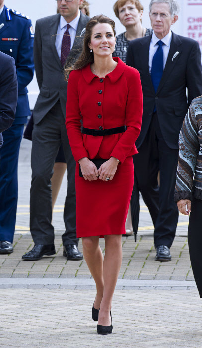 Kate Middleton con traje de falda y chaqueta.