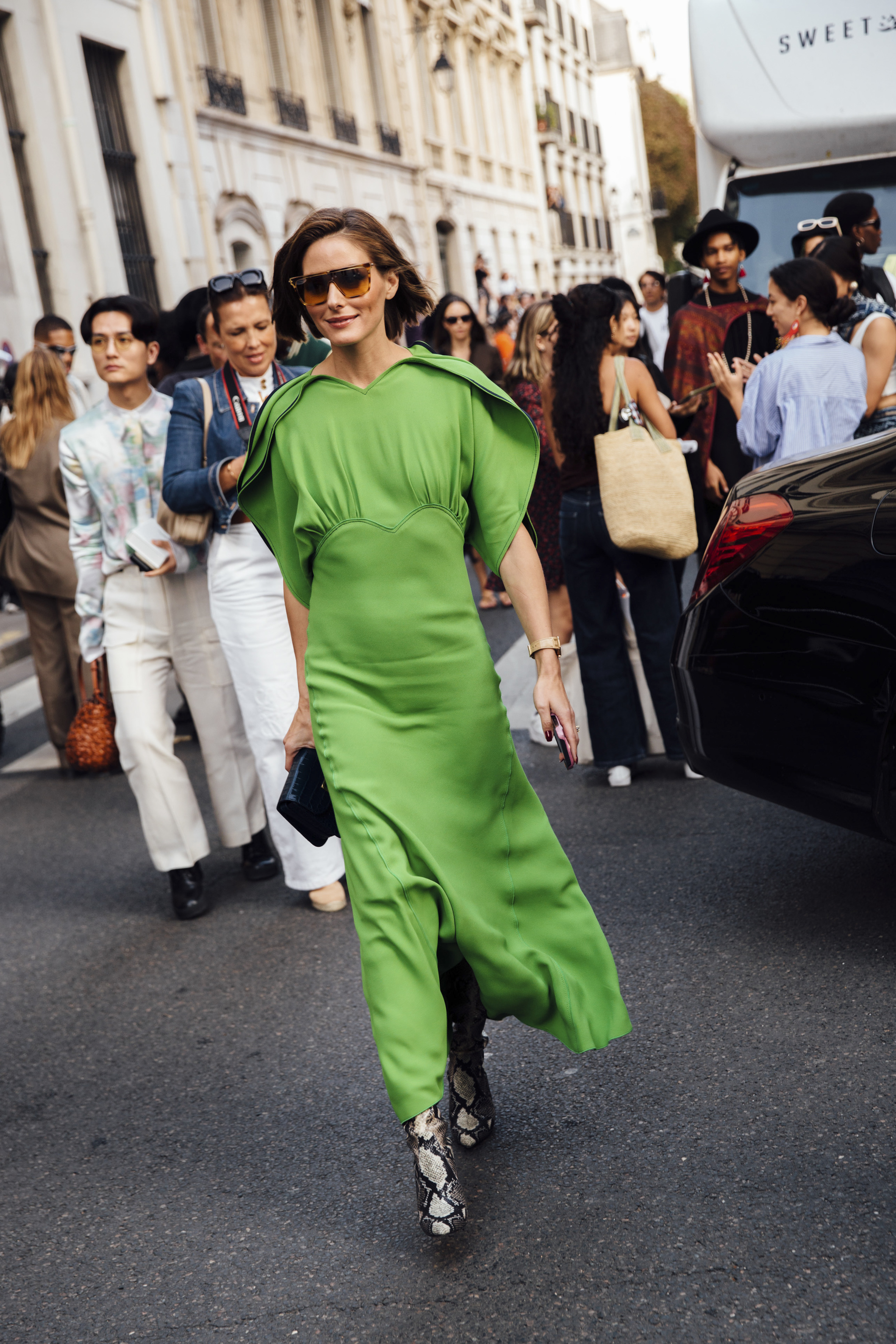 Olivia Palermo con vestido verde lima en la Paris Fashion Week.